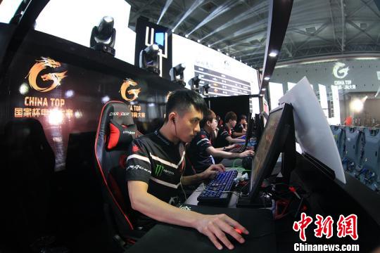 电竞赛场激战：TYL逆转JDG惊险晋级，EDG与BLG对决逆袭取胜